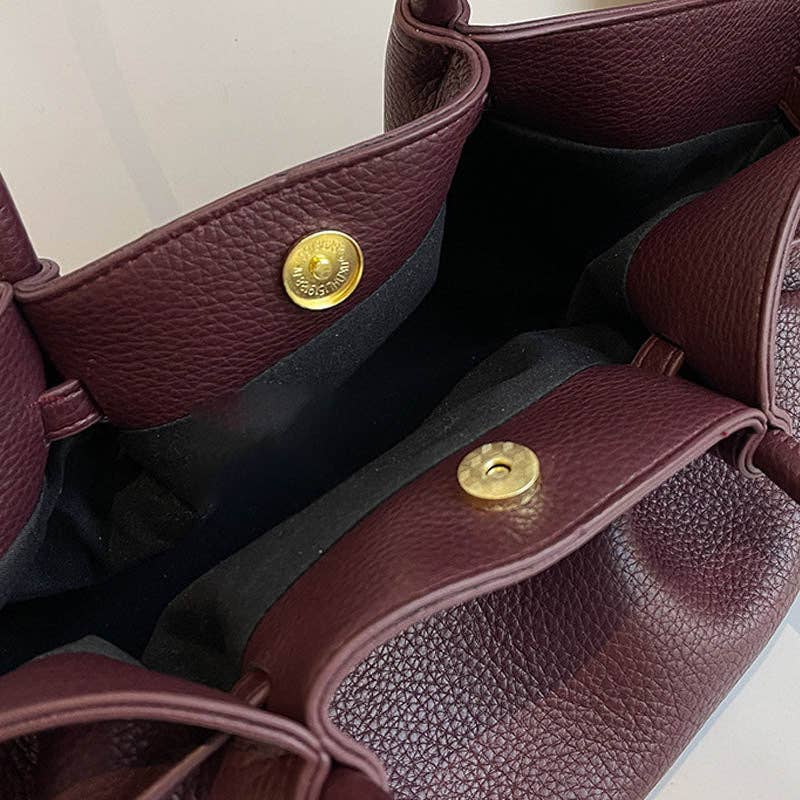 picture of close up of magnetic closure on bag